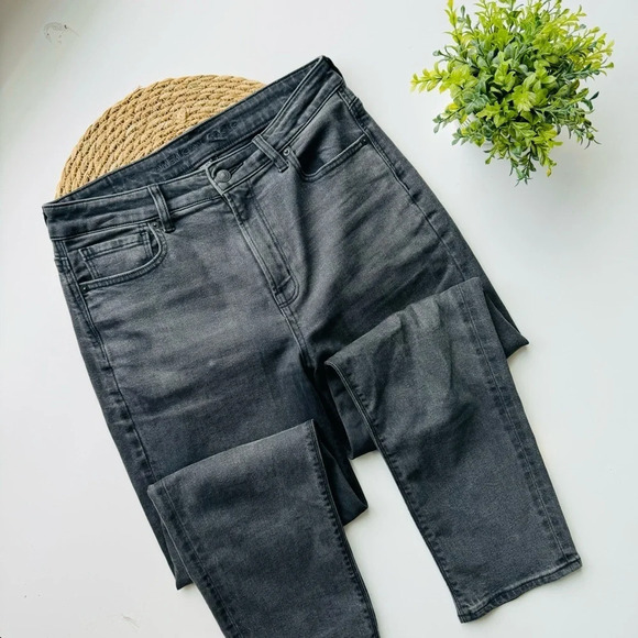 American Eagle Highest Rise Distressed Black Wash Denim Mom Jeans Size 8 - Picture 2 of 9